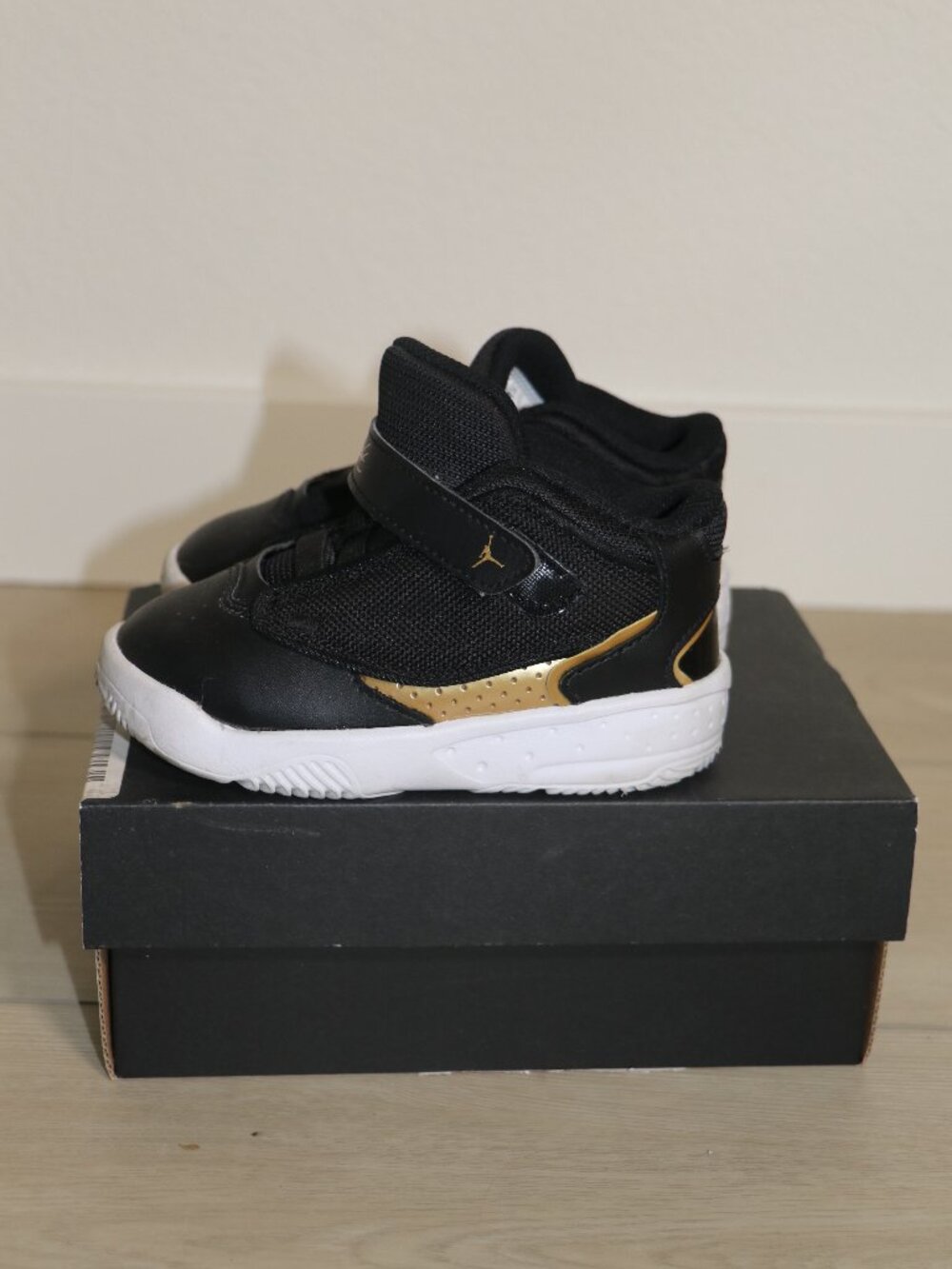 Nike Jordan Max Aura 4 Infant/Toddler Shoes Size 8, Color: Black/Metallic Gold/W